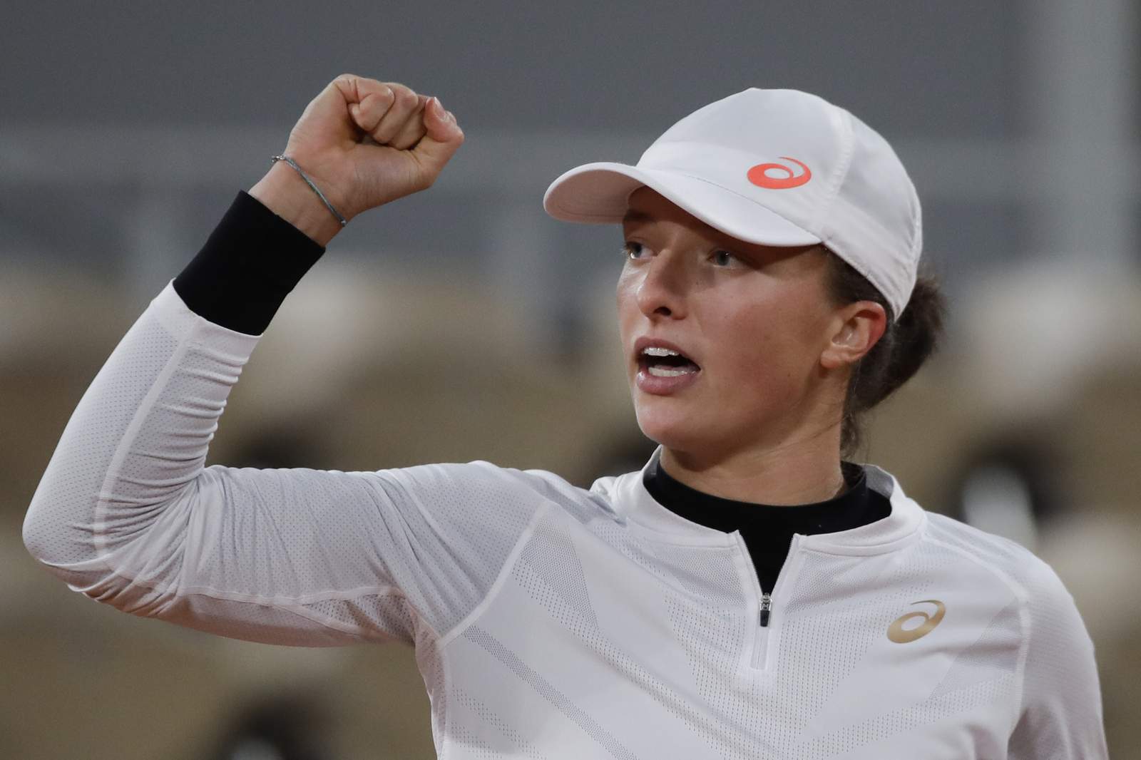 The Latest: 19-year-old Swiatek into French Open semifinals