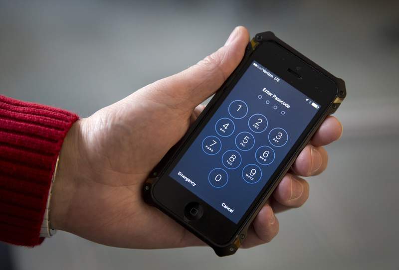 Turn off, turn on: Simple step can thwart top phone hackers