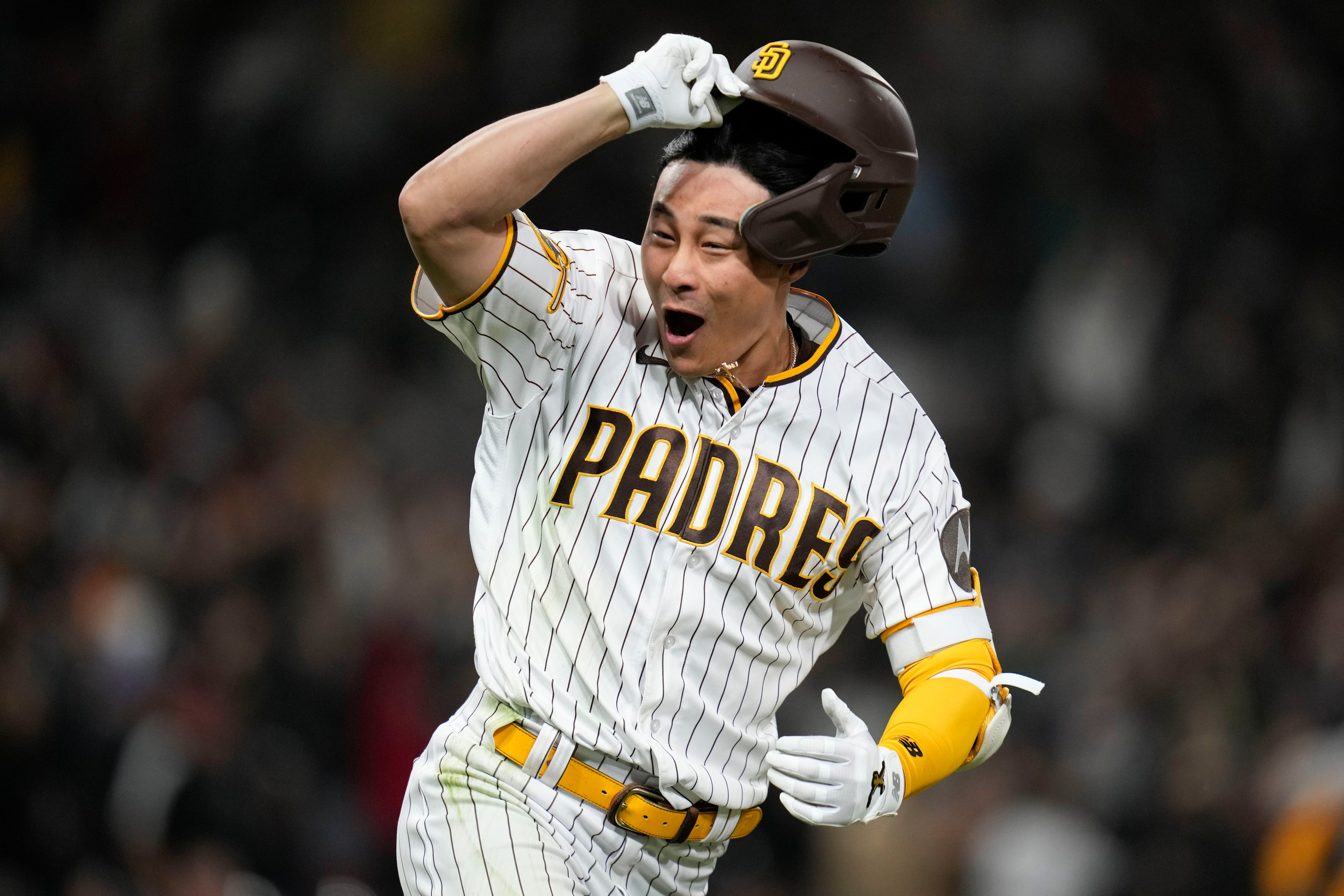 Padres 1st MLB team to walk off on back-to-back HRs by 8-9 – KXAN Austin