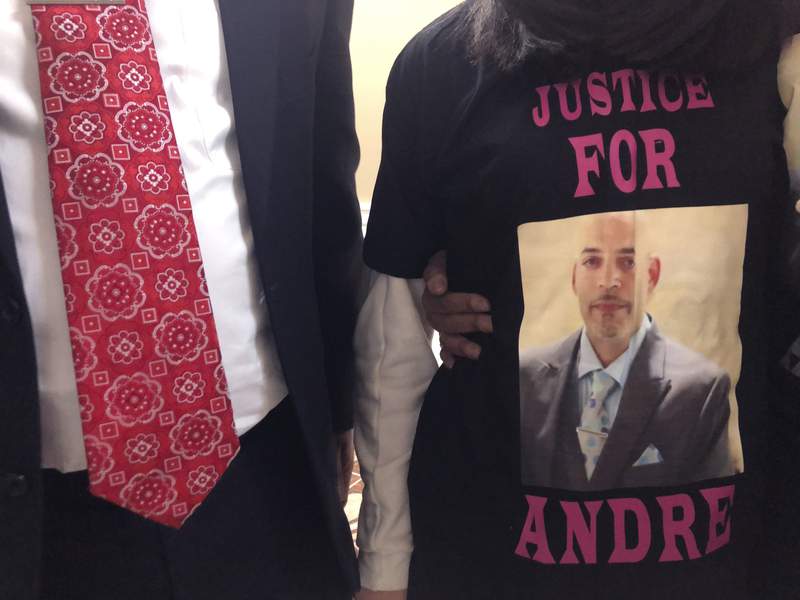Prosecutor opposes officer's motion to move Andre Hill trial