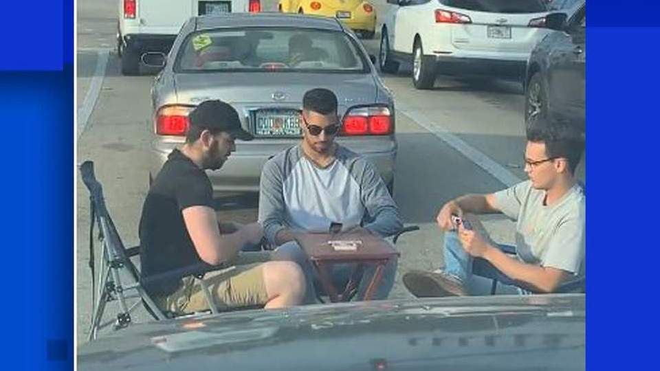 Viral video of men playing cards shows Florida traffic woes