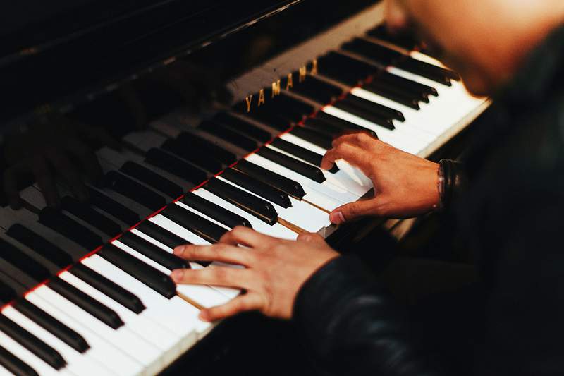 Pick up a new hobby with this $8 piano course bundle