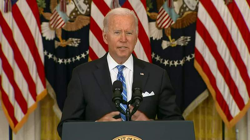 Biden calls school chiefs, lauds defiance of anti-mask rules