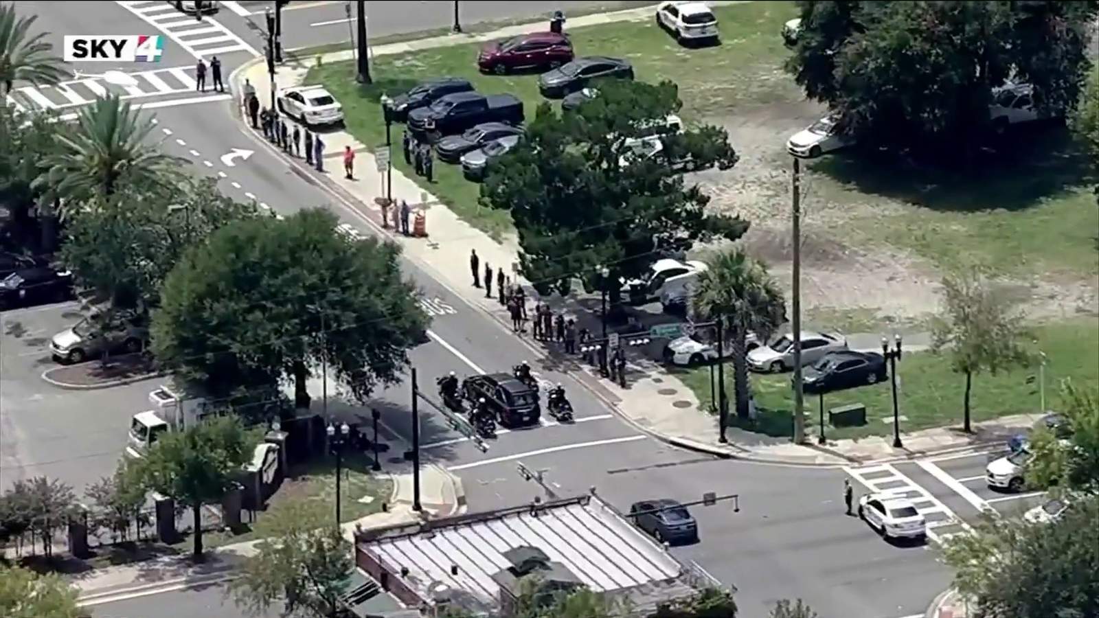 Officers, citizens line streets to pay respect to JSO Lt. Chris Cunningham