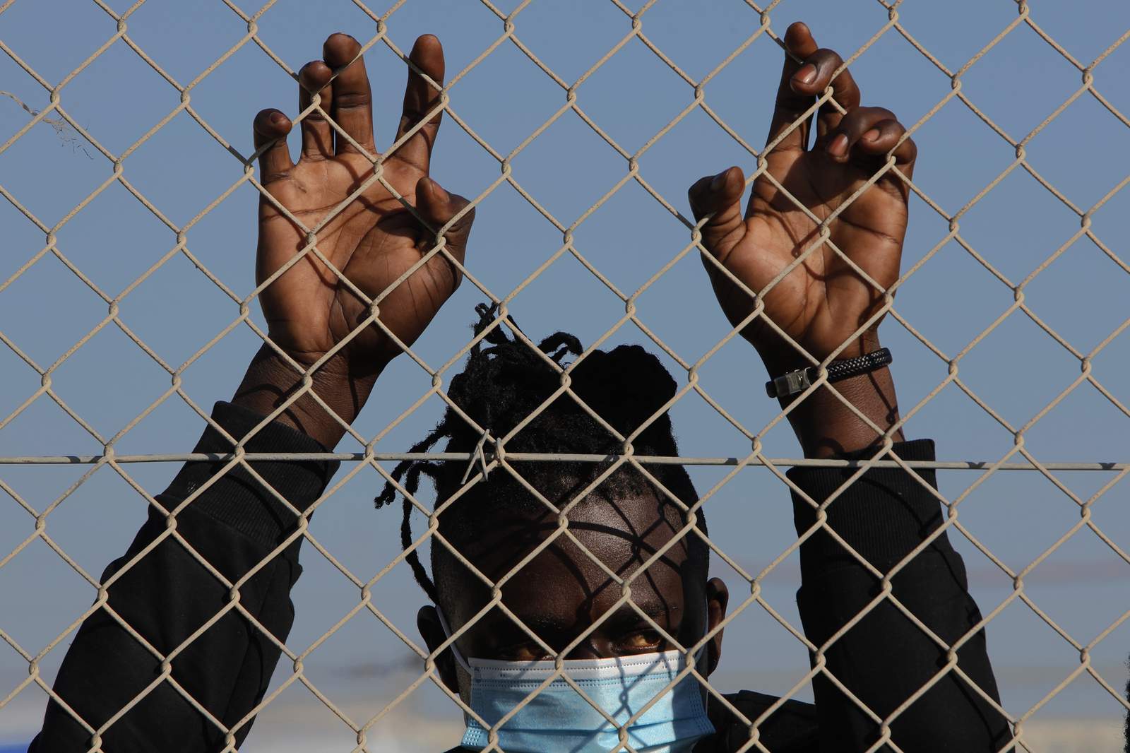 Οι αιτούντες άσυλο που έχουν κολλήσει στο στενό στρατόπεδο της Κύπρου θέλουν
