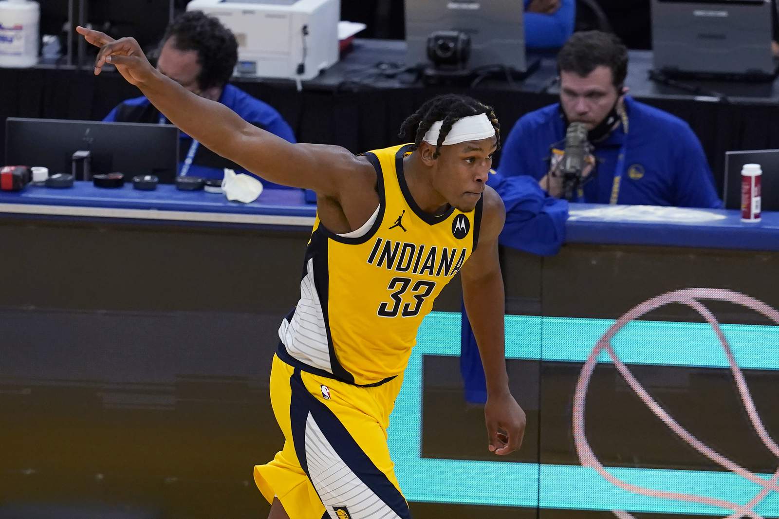 Pacers stymie Curry, bounce back to beat Warriors 104-95