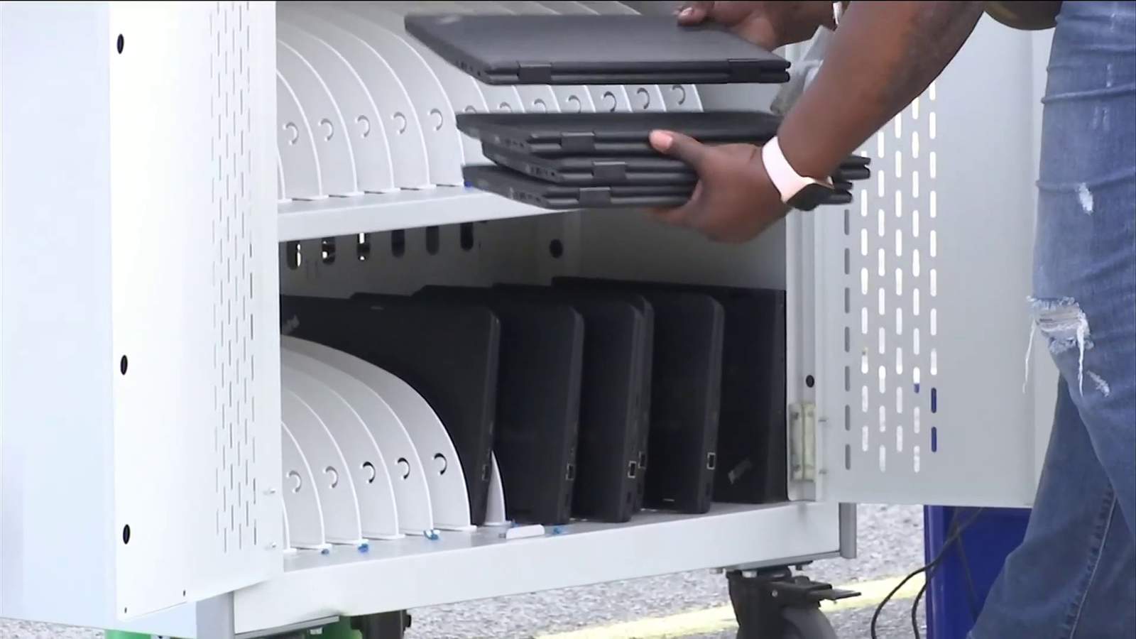Coronavirus: Florida supplies 32,000 laptops to rural school districts