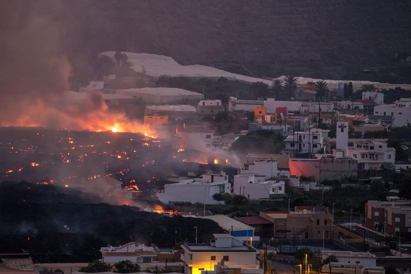 La Palma: Hundreds more evacuate to flee volcano lava