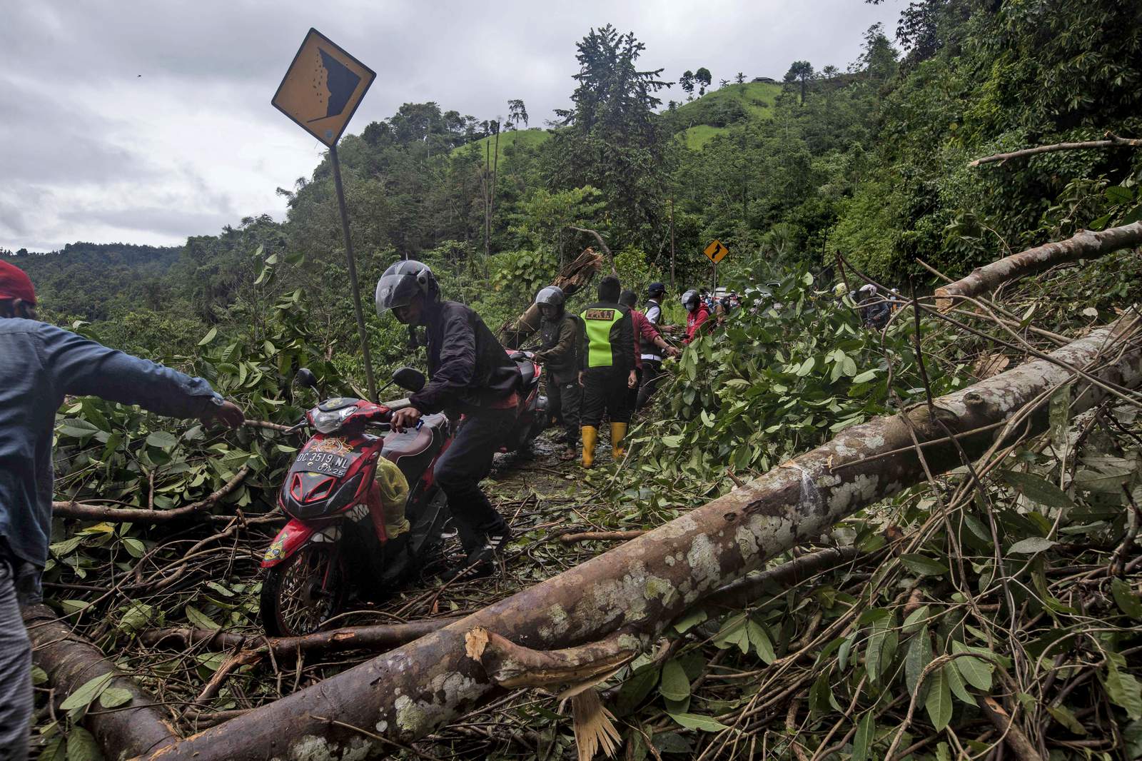 Damaged roads, lack of gear hinder Indonesia quake rescue