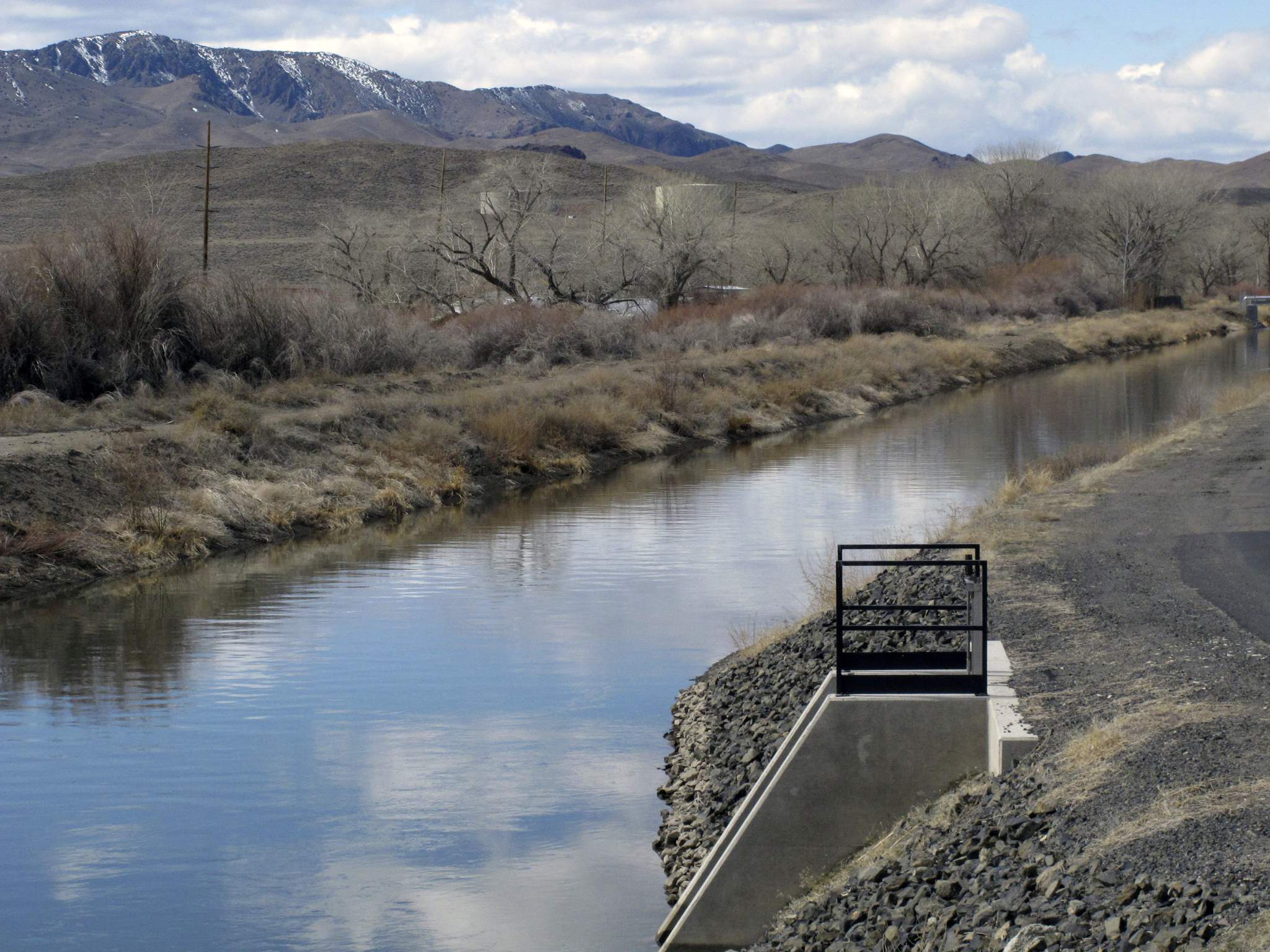 Feds want to fix canal, but Nevada town lives off the leaks