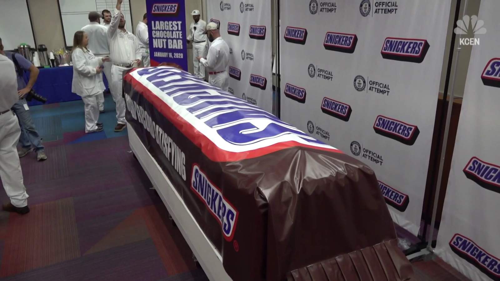 World’s largest Snickers bar weighs in at over 2 tons in Texas
