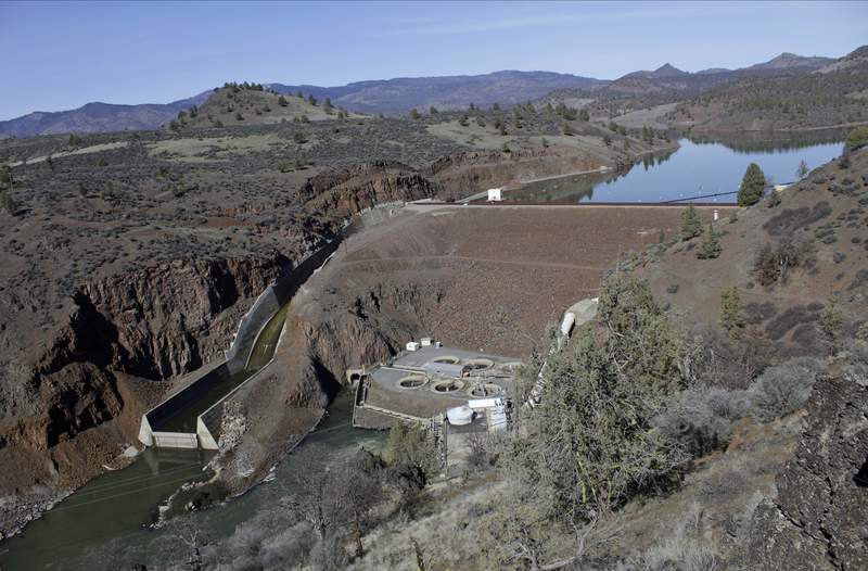 Plan to raze 4 dams on California-Oregon line clears hurdle