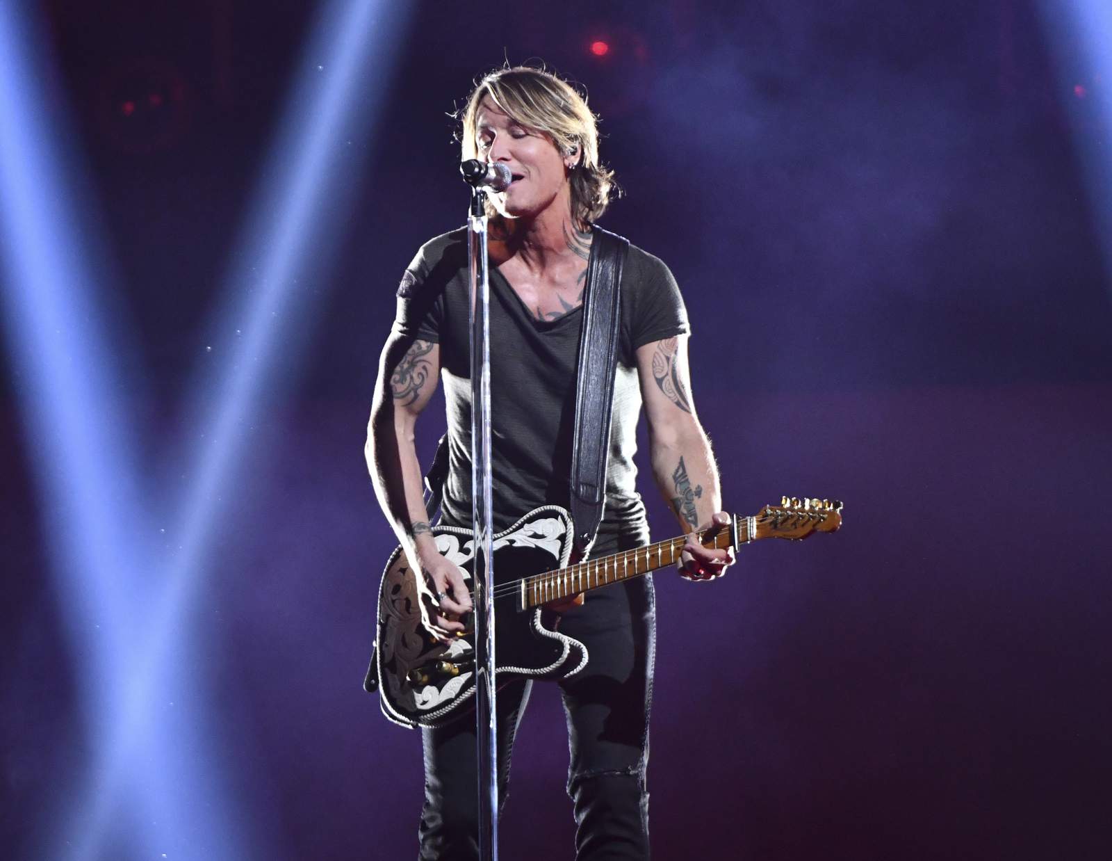 Keith Urban finds musical connections across genre lines
