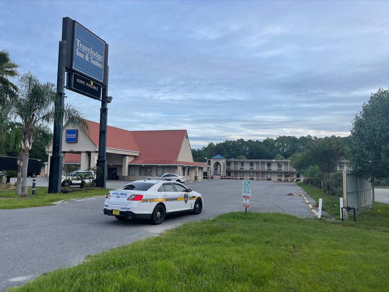 Police: Man dies after shooting at airport hotel