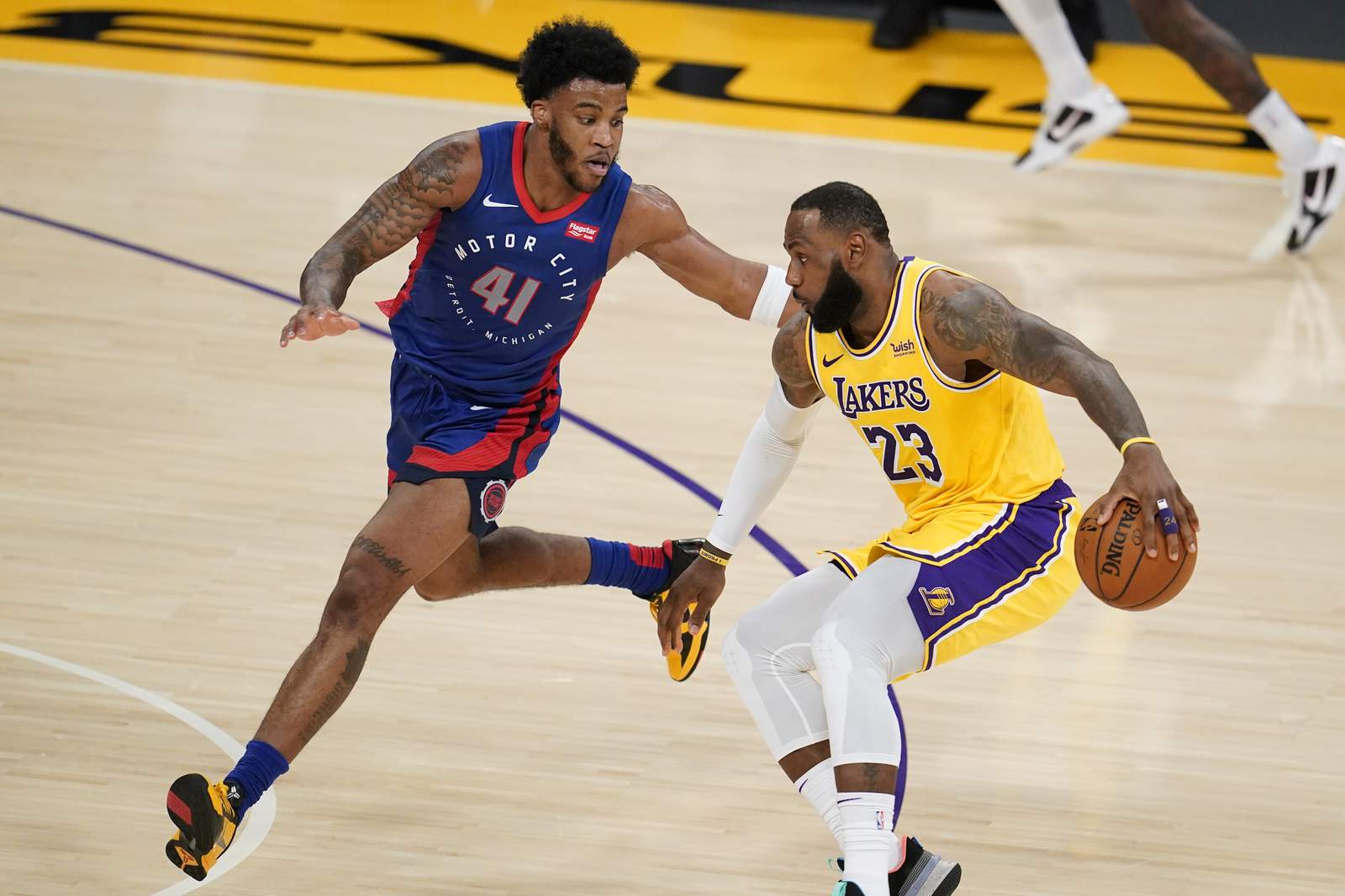 LeBron takes charge in 2nd OT, Lakers edge Pistons 135-129