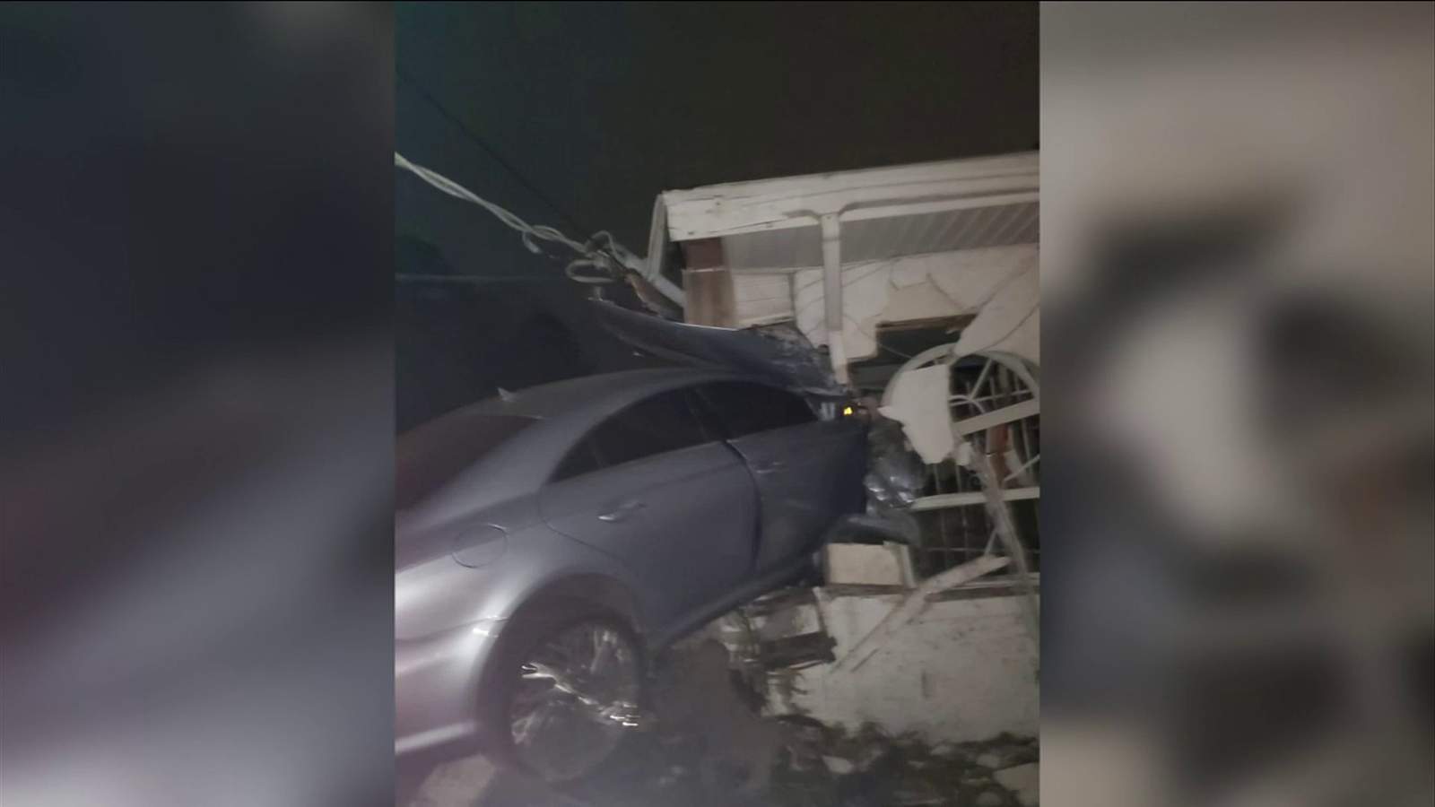 The car hits the house;  homeowner begs for help from the city