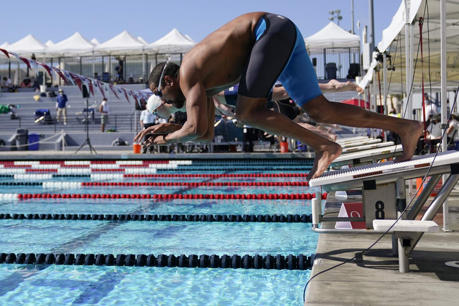 With COVID-19 surging, swimmers return to racing in the US