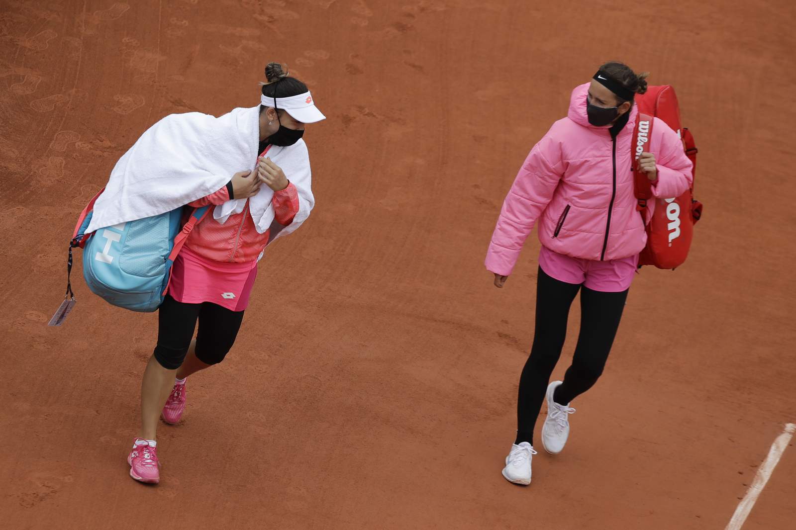 The Latest: Azarenka frustrated by cold, damp at French Open