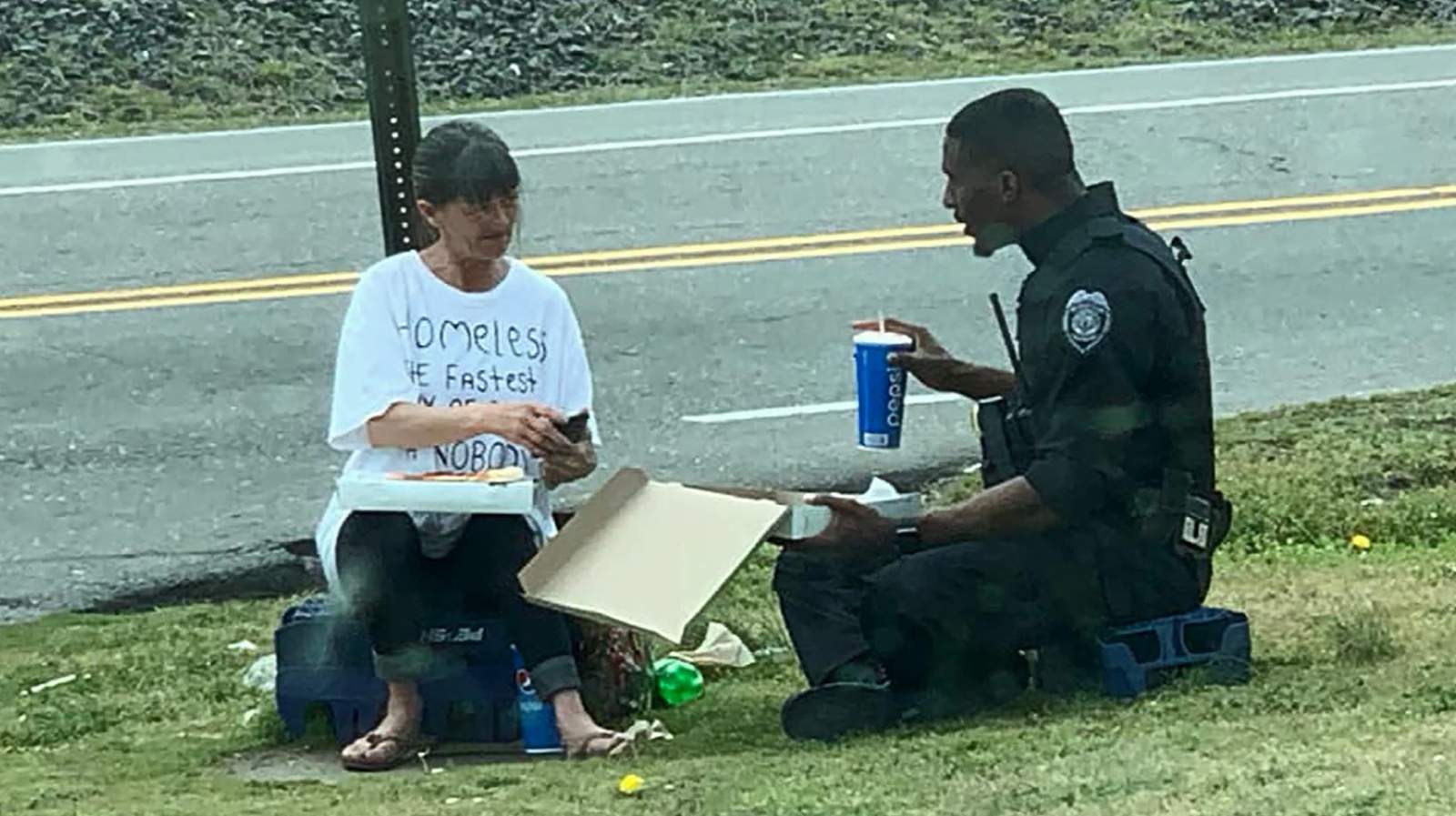 Police officer shares pizza with homeless woman during lunch break