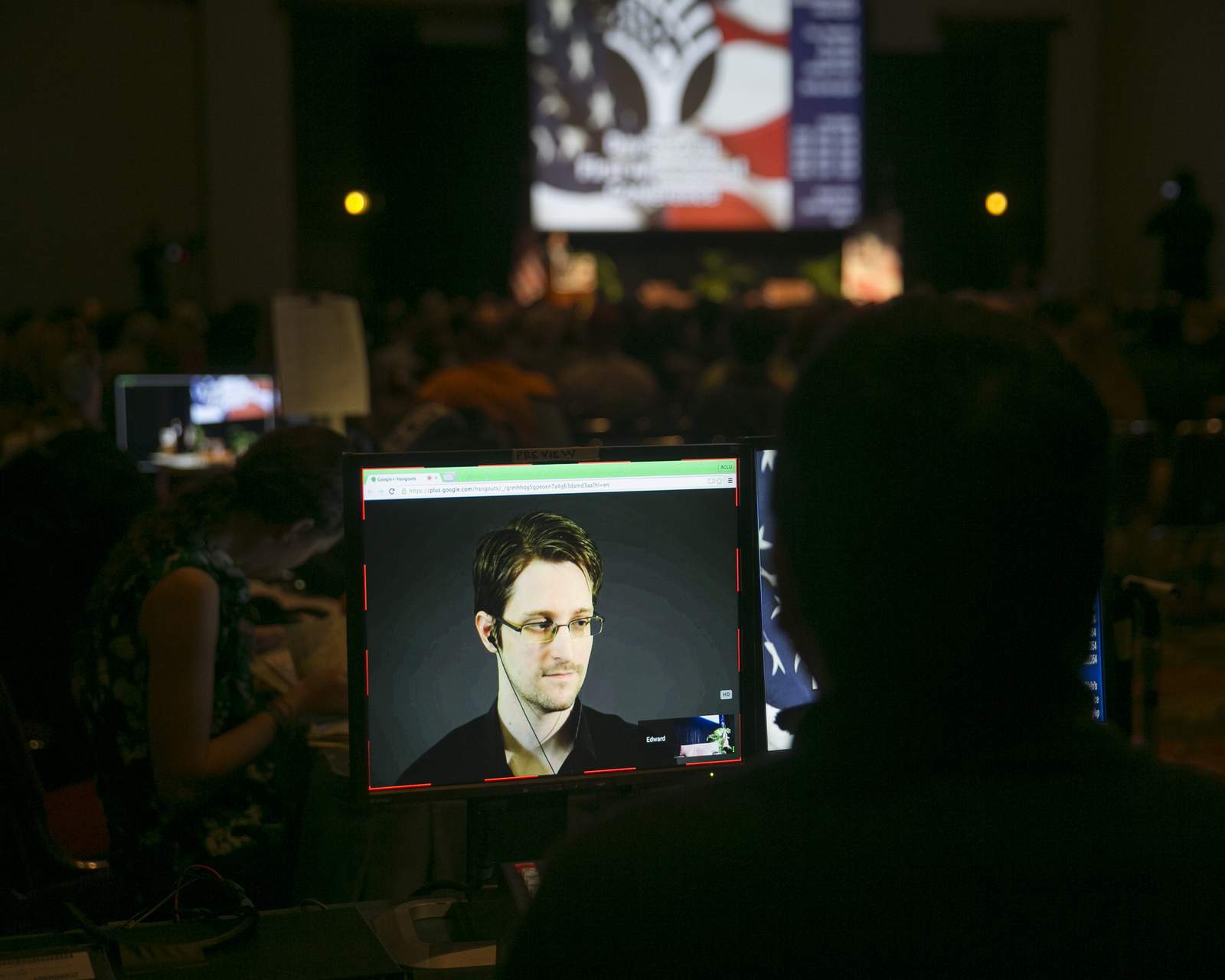 Snowden and his wife seek to be Russian-US dual nationals