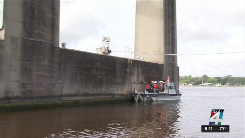 FDOT divers inspect Hart Bridge