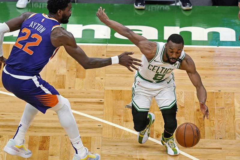 Walker ties season high with 32 points, Celtics beat Suns