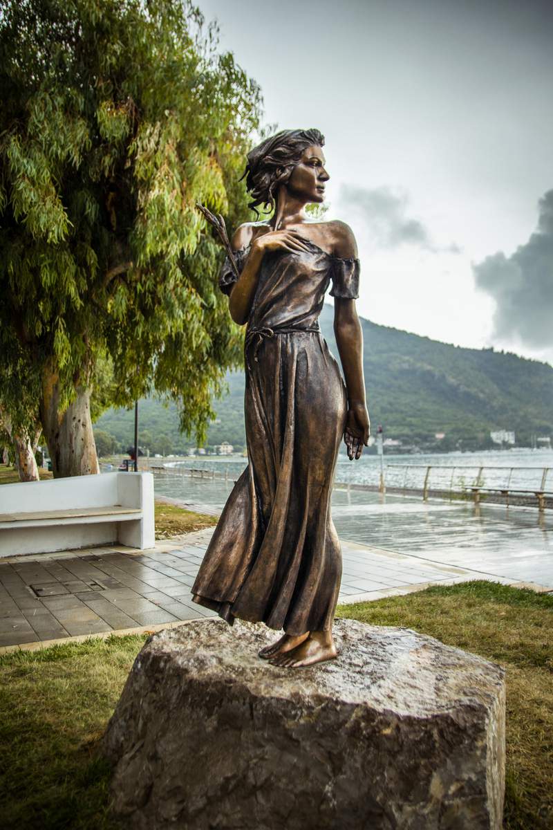 Italy: Lithe statue of literary heroine draws sexism charges