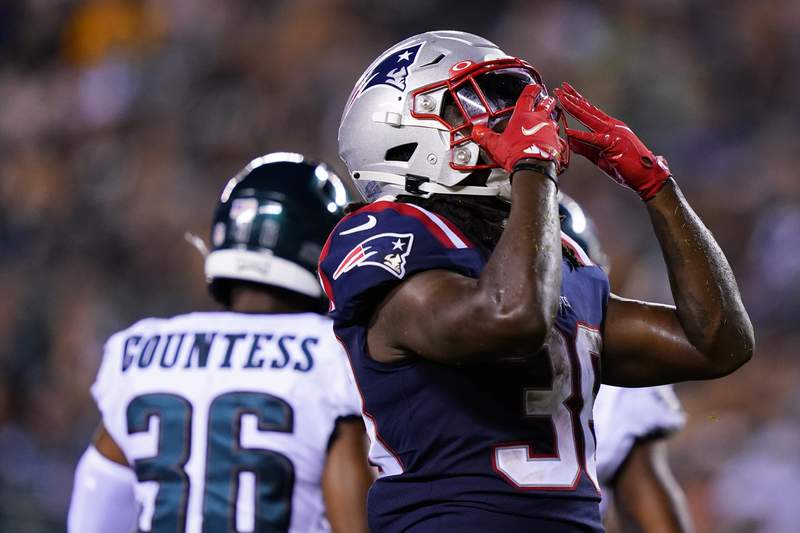 Newton, Jones star at QB for Patriots in 35-0 rout of Eagles