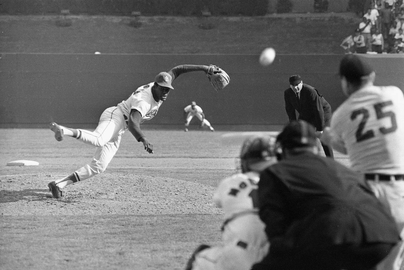 Bob Gibson, fierce Hall of Fame ace for Cards, dies at 84