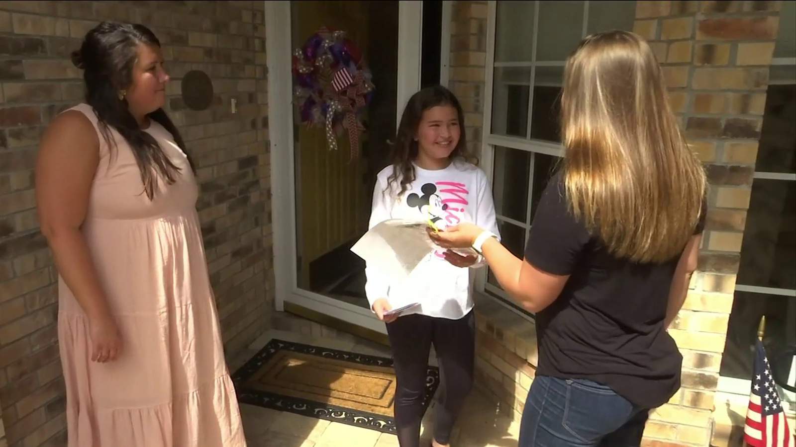 Teachers surprise students with end-of-year home visits