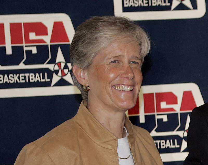 US women's hoops program director stepping down after Tokyo