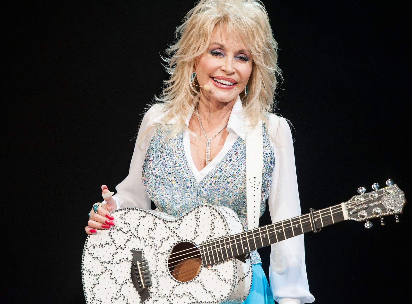 Dolly Parton helped fund Moderna’s COVID-19 vaccine research