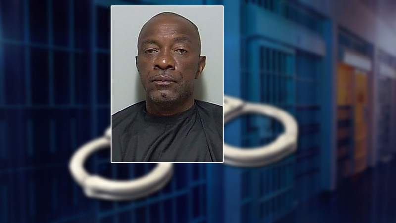 Man charged with DUI, neglect after police say he left child alone at business