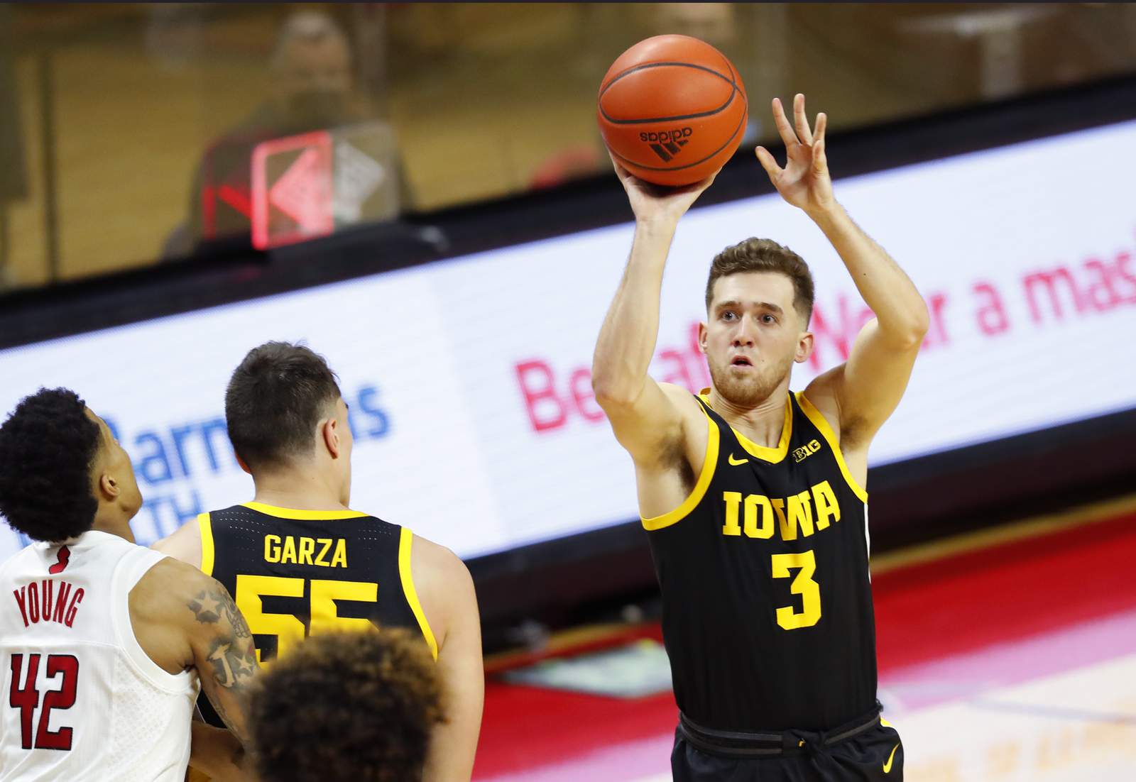 No. 10 Iowa wins 77-75 as free throws cost No. 14 Rutgers