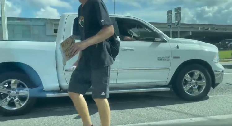 🔒Panhandling becoming safety issue on busy stretch of Blanding Boulevard, drivers say