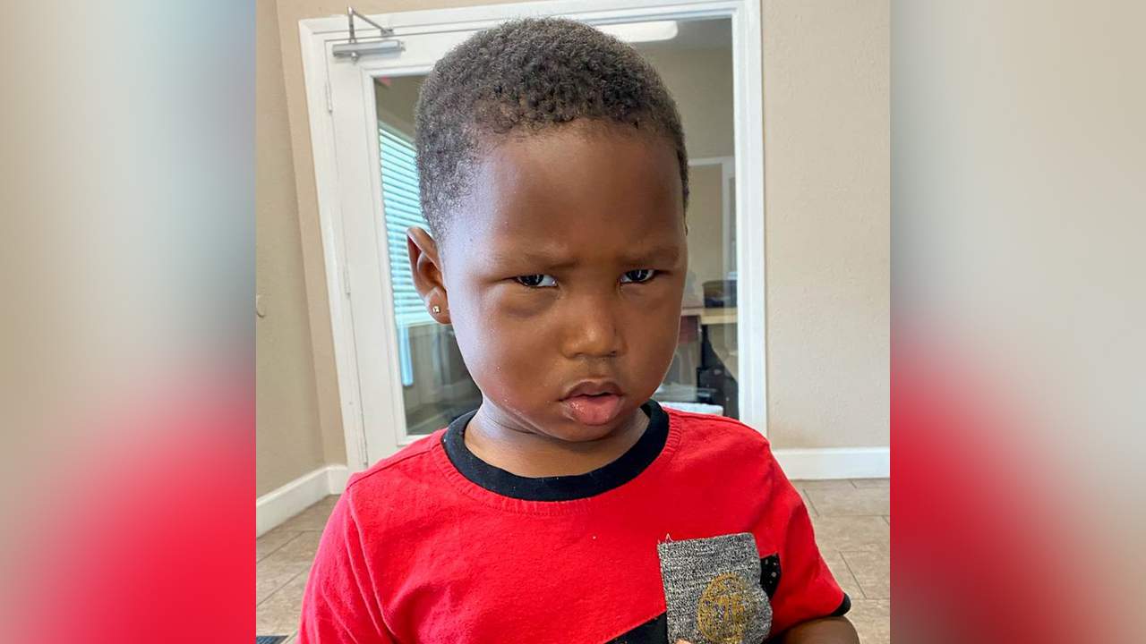 Jacksonville police looking for parents of child found by himself