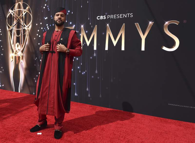 Emmys: O-T Fagbenle rocks Nigerian look, Porter wears wings