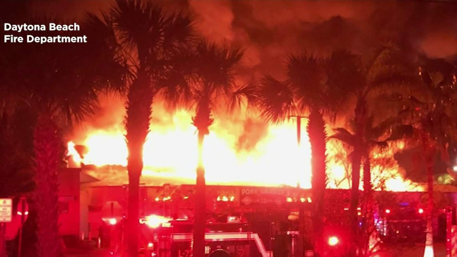Thanksgiving fire engulfs Florida shopping center