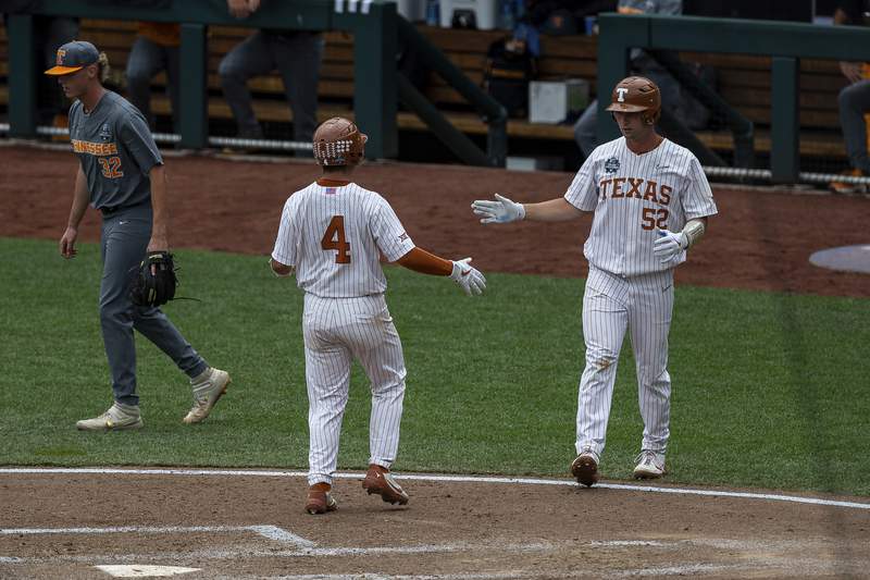 Texas extends CWS stay, knocks out Volunteers with 8-4 win