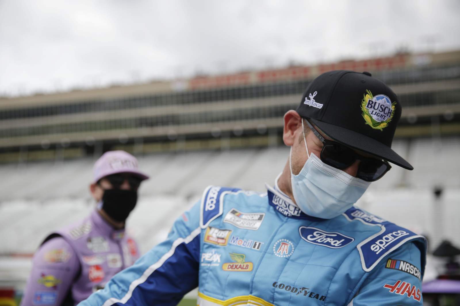 Harvick cruises with another dominant performance in Atlanta