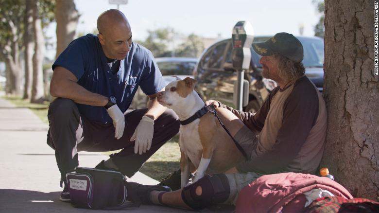 Meet the veterinarian walking around the streets of California and treating homeless peoples’ animals for free