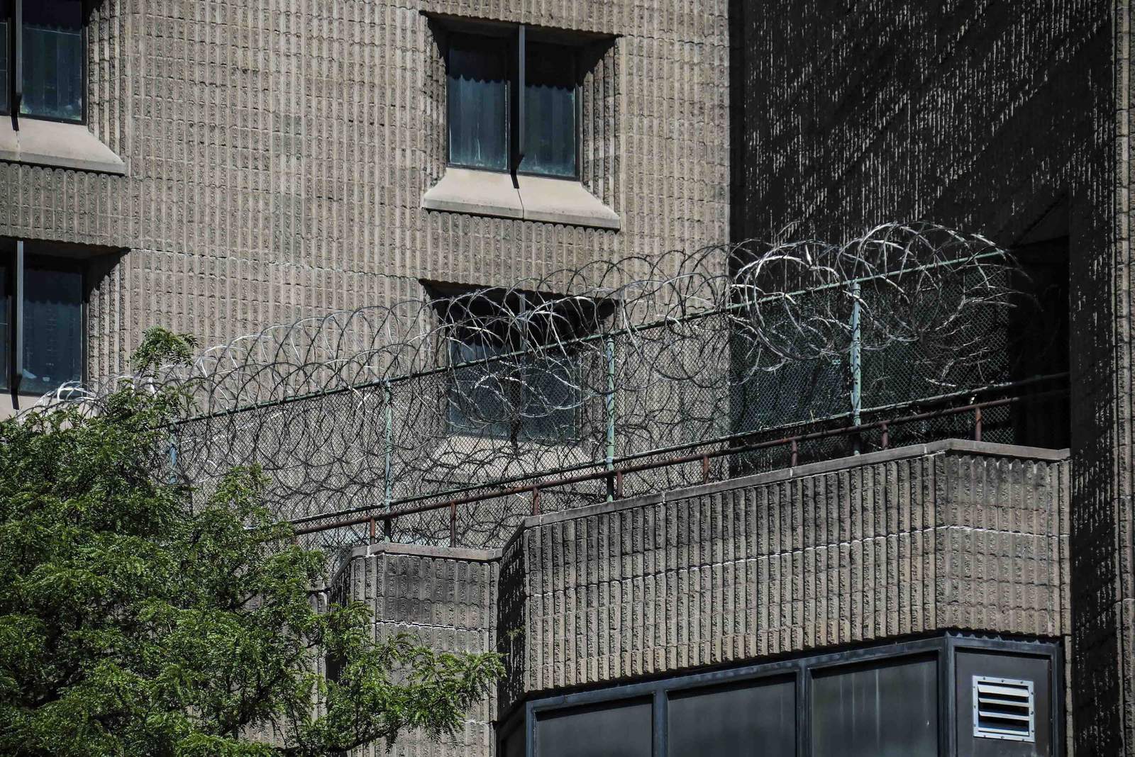 Lawmakers question federal prisons home confinement rules