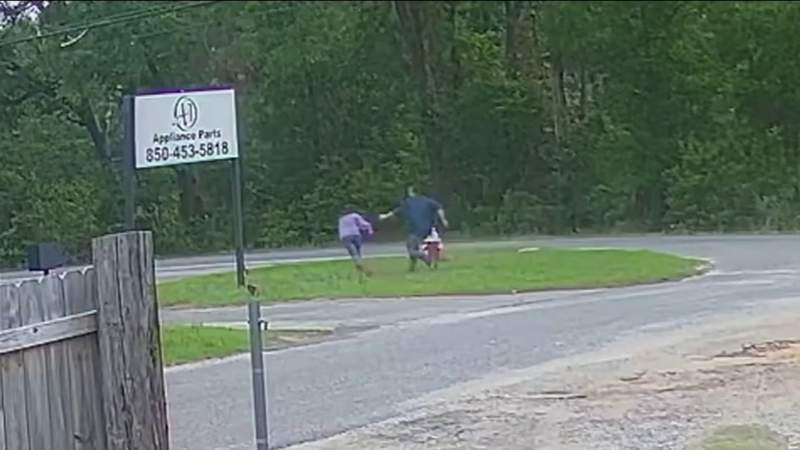 Video appears to show man trying to kidnap Florida girl at bus stop