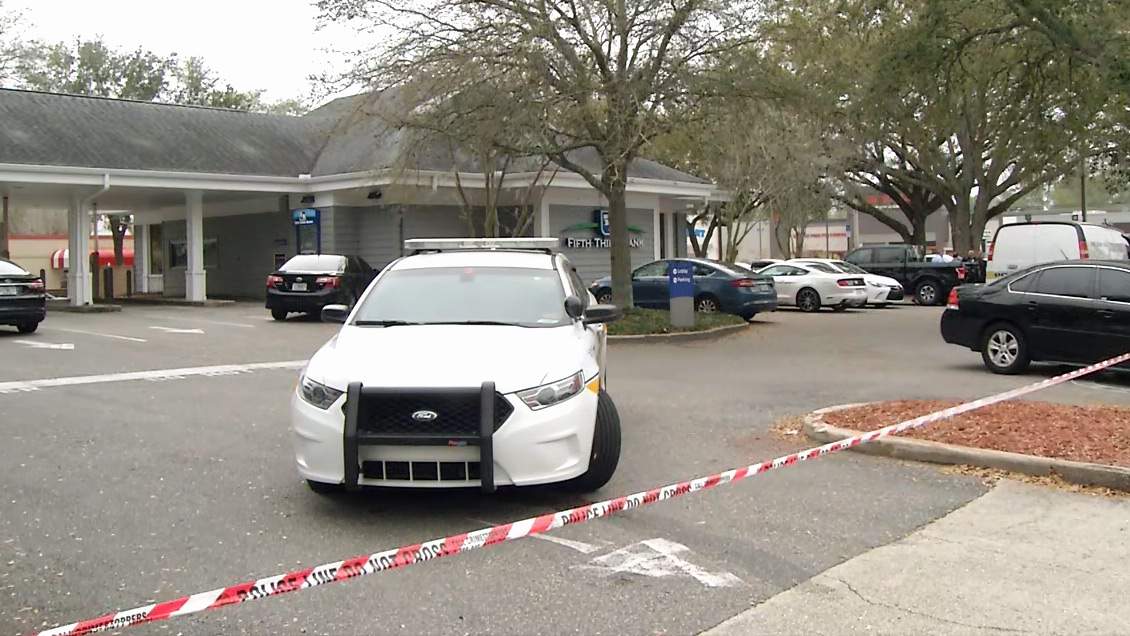 Jacksonville police: Man ‘in a rush’ robs Mandarin bank
