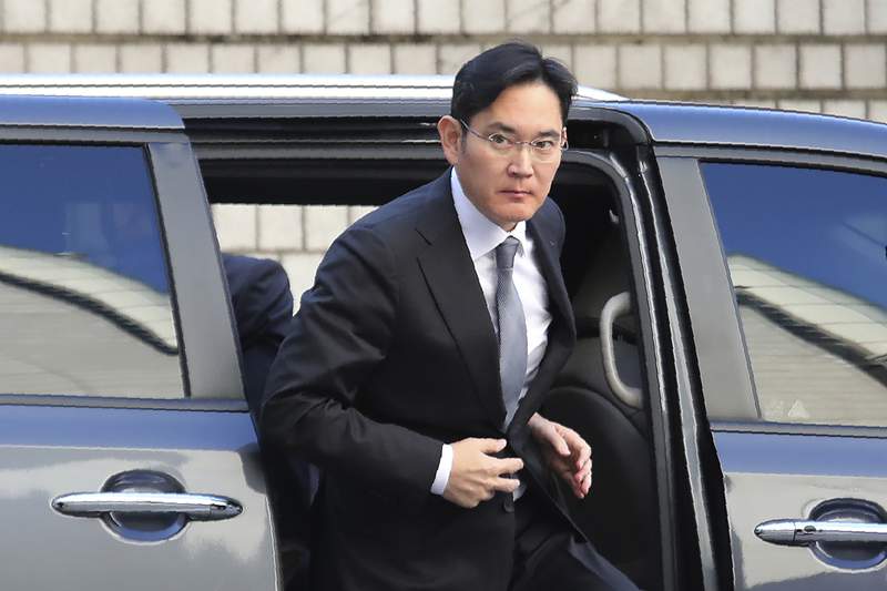 Samsung's Lee appears at trial ahead of parole release