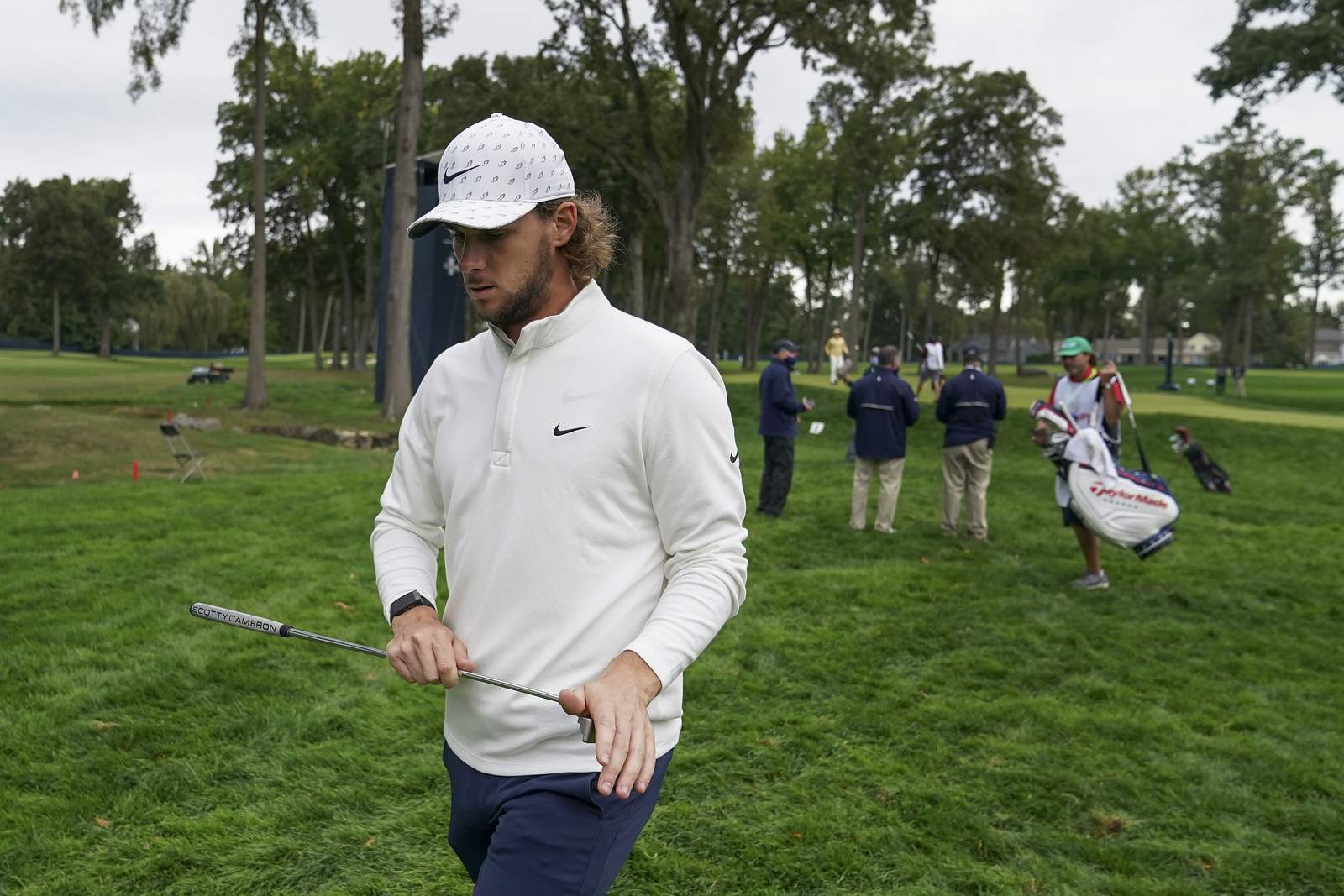 The Latest: Woods, Mickelson miss U.S. Open cut