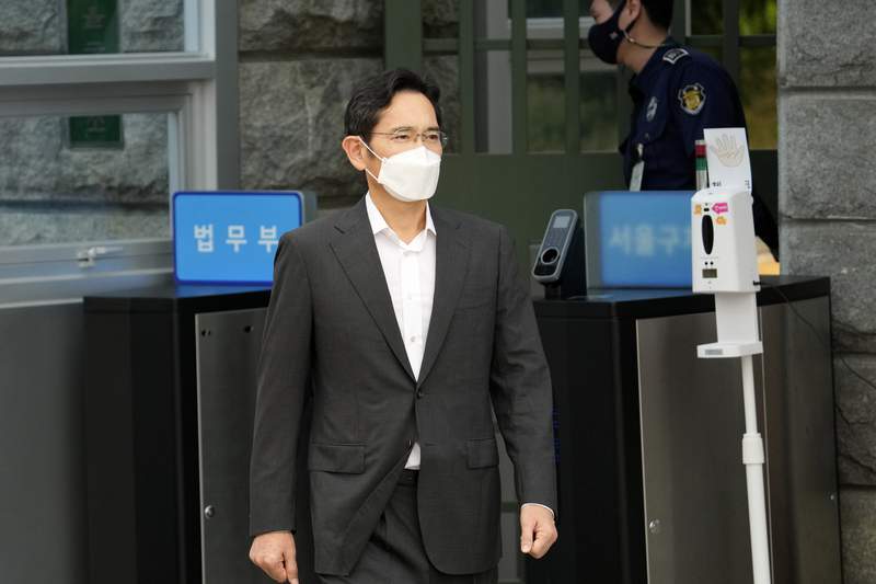 Lee freed on parole, showing Samsung's might in South Korea