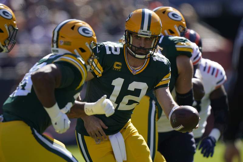 Rodgers throws 2 TDs, runs for 1 as Packers beat Bears 24-14