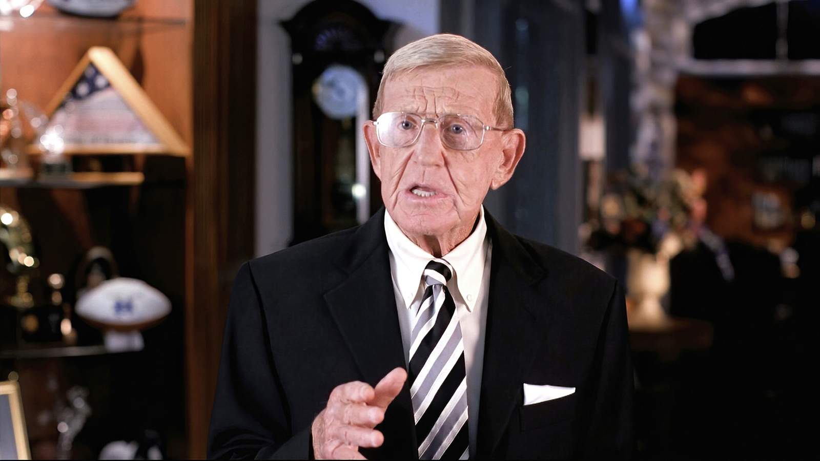Longtime football coach Lou Holtz to get Medal of Freedom