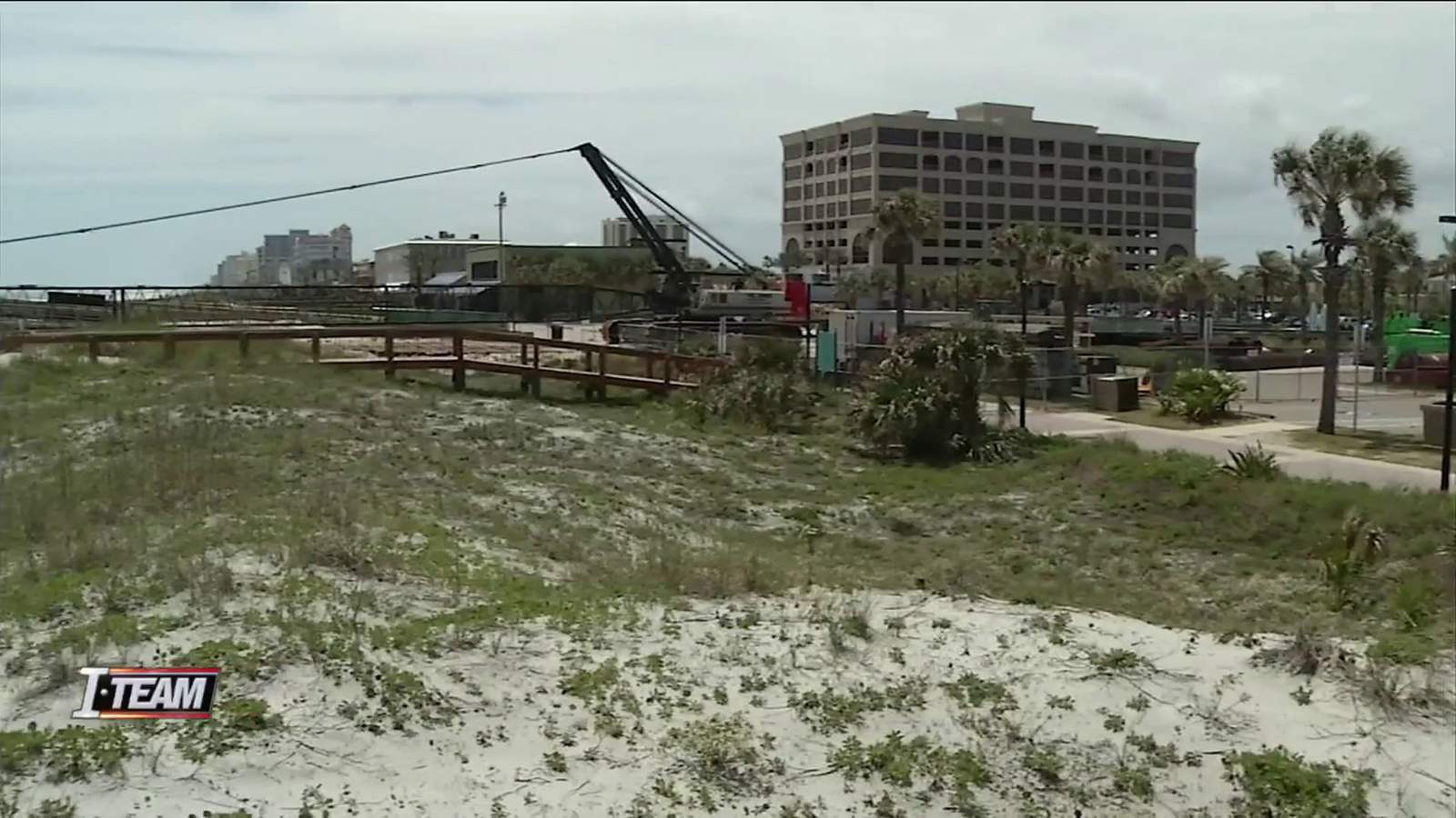 Why has construction on the Jacksonville Beach pier stopped?